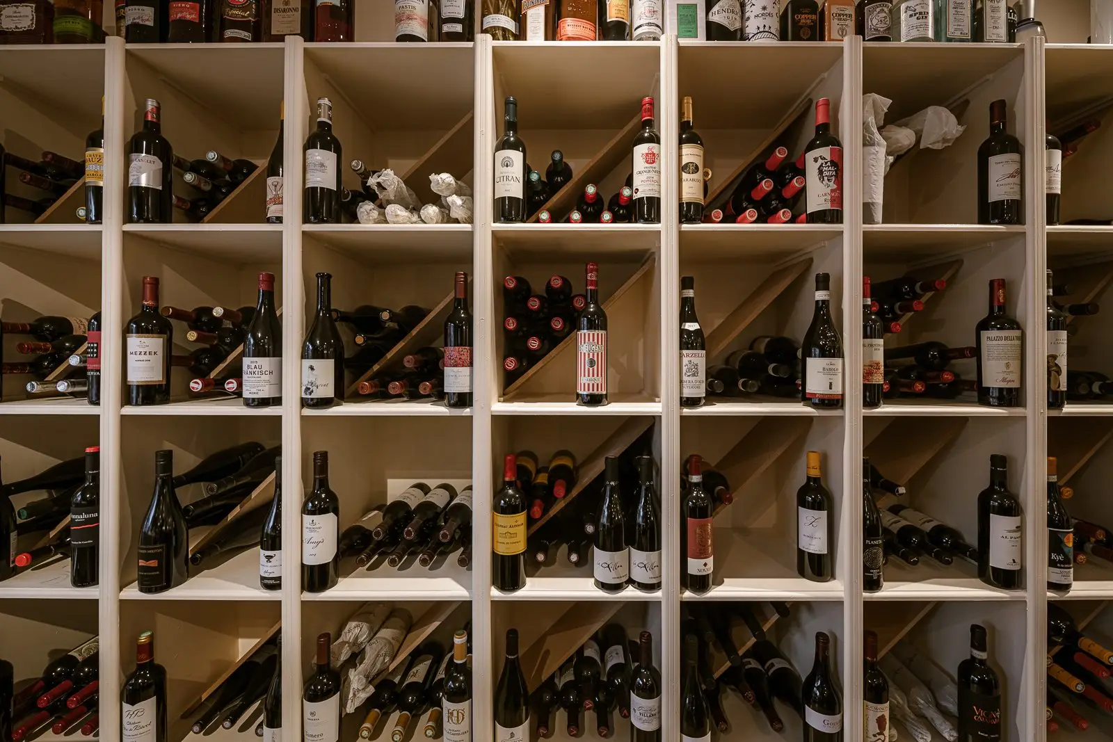 Goedgevulde wijnkast bij Bovis, vleesrestaurant in Zaventem