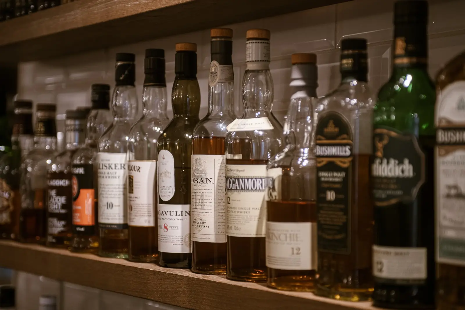 Selectie whisky's op de bar bij Bovis Zaventem